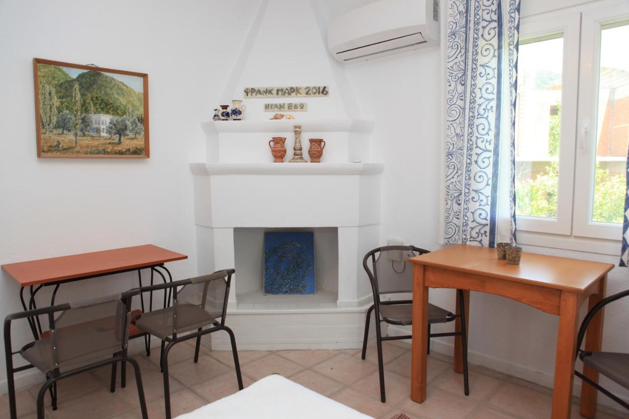 O Pyrgos Accommodations Panormos  外观 照片